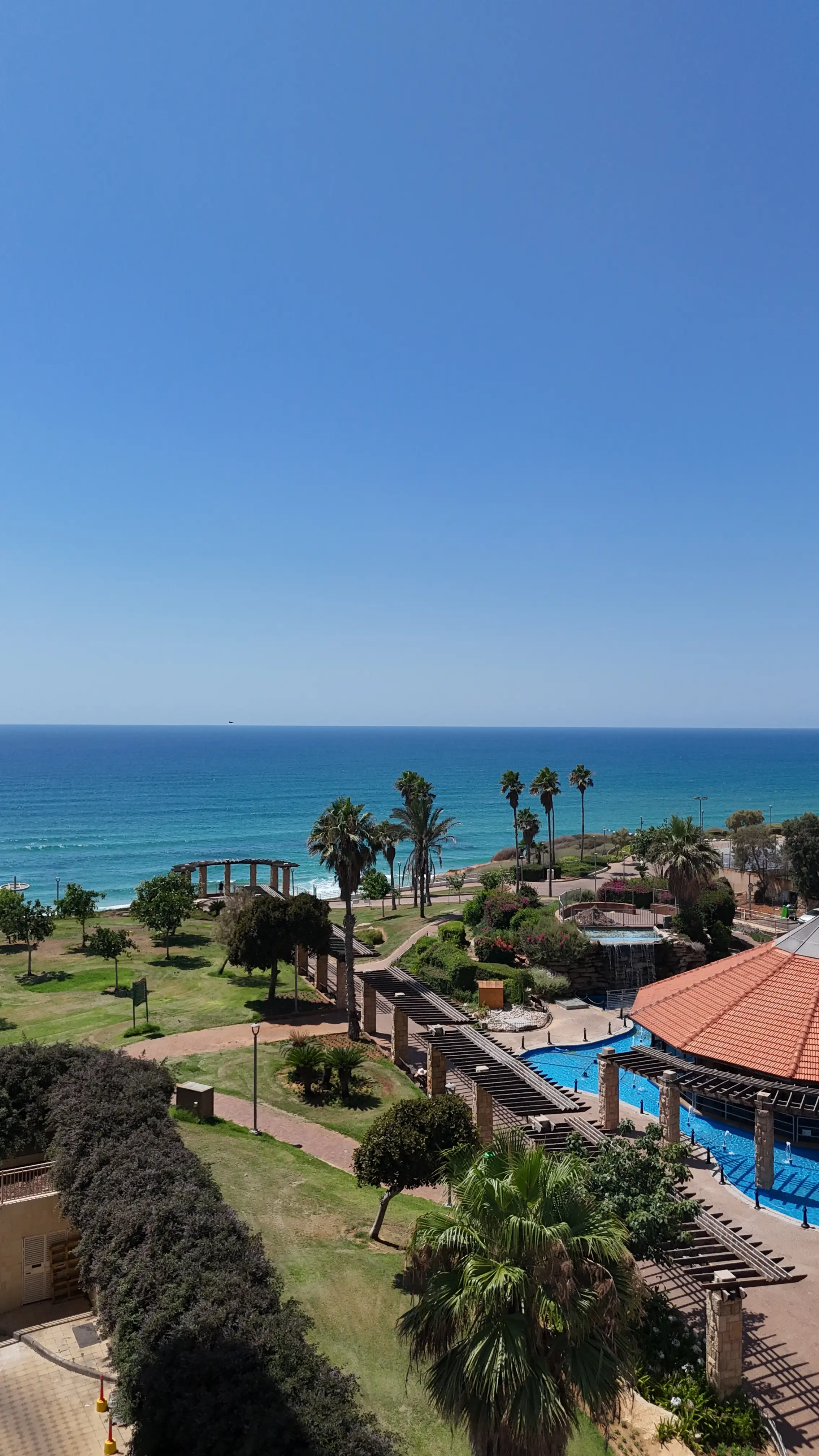 Apartment with terrace in the second row from the sea